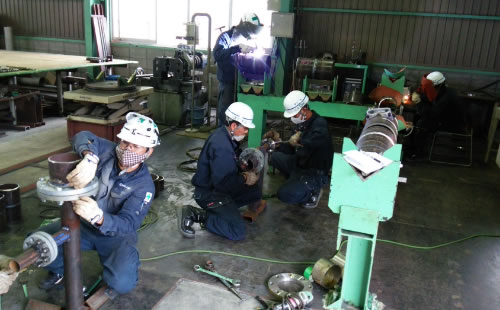 ベトナム人技能実習生による配管組み立て溶接の作業指導風景