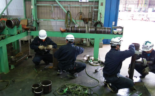 ベトナム人技能実習生による配管組み立て溶接の作業指導風景